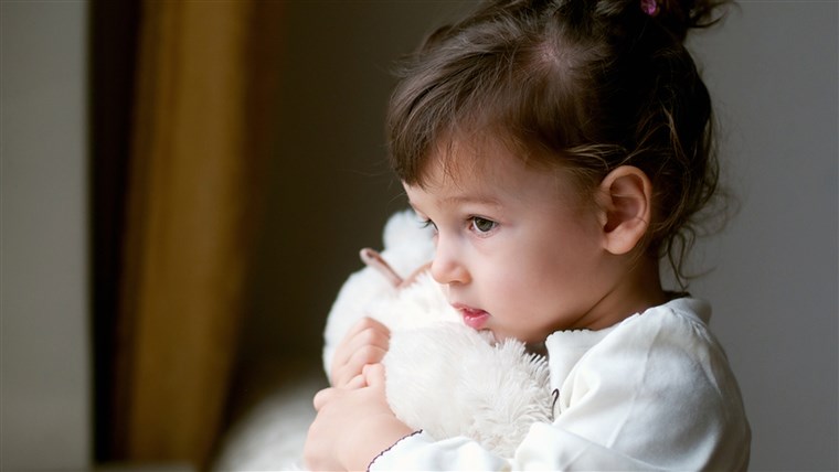 момиче holding teddy bear