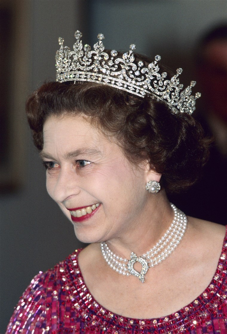 Königin Elizabeth wore the choker to a royal engagement in Bangladesh in 1983.