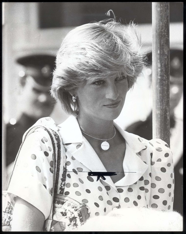 Princezna Diana At Polo With A Necklace Inscribed 'william'... The Yellow Gold Circle Is Engraved With The Name 'william' In Prince Charles' Writing. This Was A Present From Charles To Diana After The Birth Of Their Son.