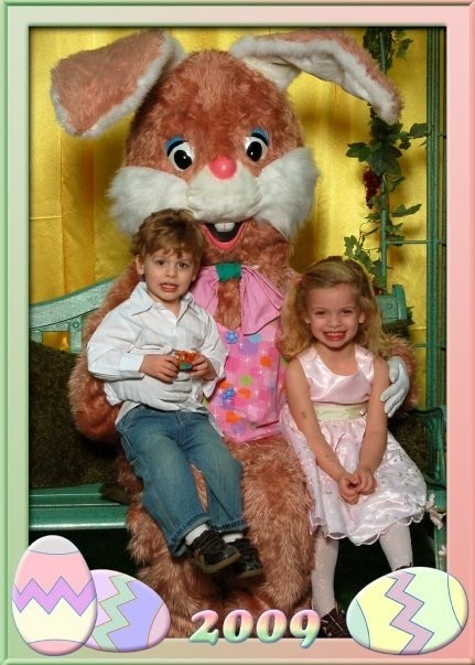 而 Makayla was terrified of the bunny in 2007, two years later she was all smiles.
