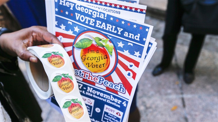 一个 election official hands out stickers