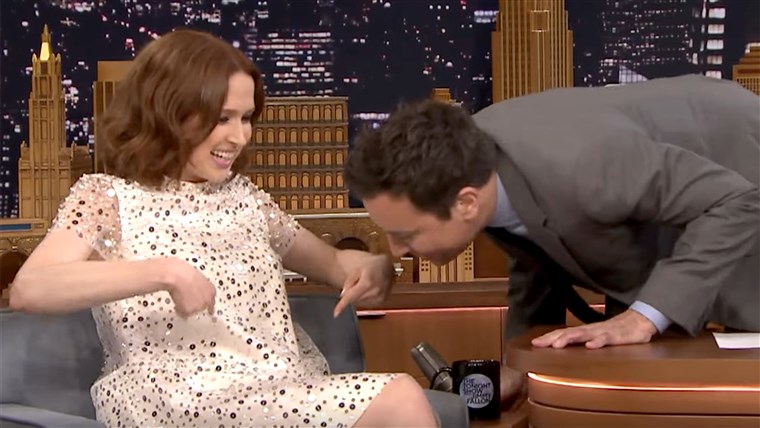Ели Kemper announces her pregnancy on The Tonight Show Starring Jimmy Fallon