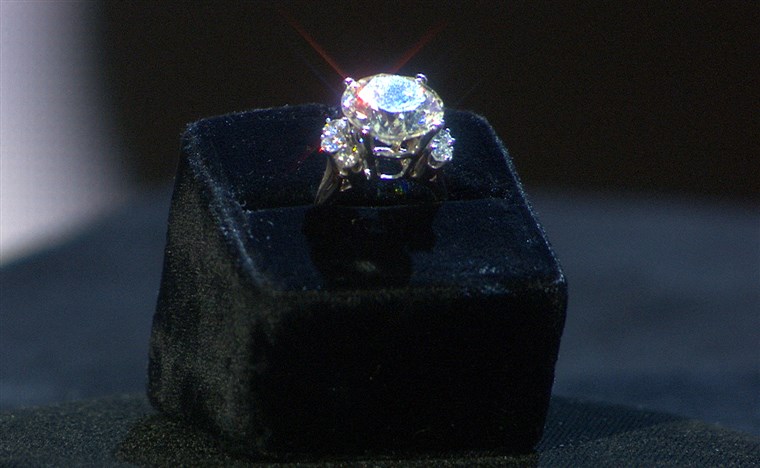 زنجبيل Alden's engagement ring.