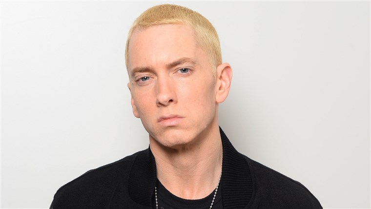 صورة: MTV EMA's 2013 - Eminem Dressing Room Exclusive