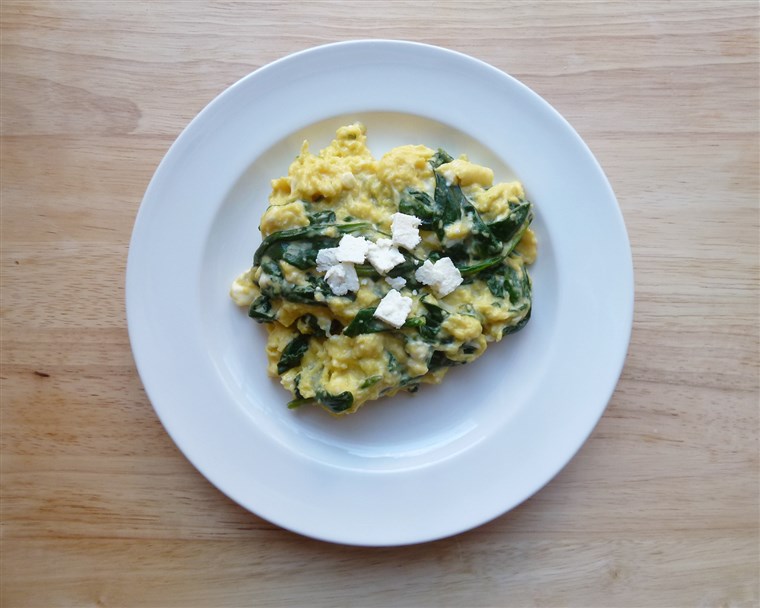 Бъркани eggs with spinach and feta
