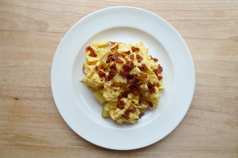 Бъркани eggs with bacon and potato