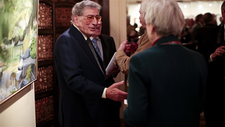 Bild: Tony Bennett greets visitors to his exhibit in New York. The gallery of paintings and sculptures features work from throughout his career.