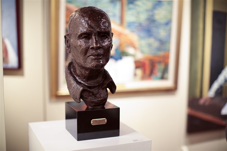 Bild: A bust of singer-actor Harry Belafonte is displayed among Bennett’s paintings. Bennett titled the sculpture of his dear friend, “The Patriot.”
