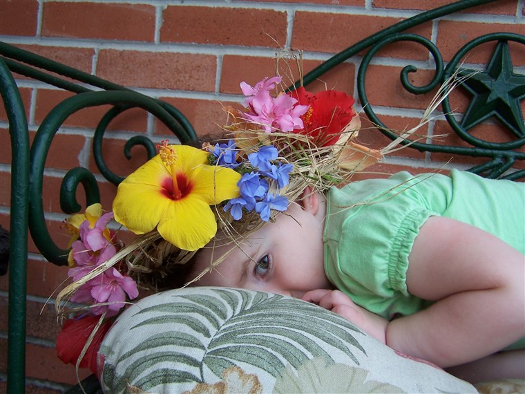 قبل her neuroblastoma diagnosis, Brooke enjoyed picking flowers at home and wearing them in her hair.