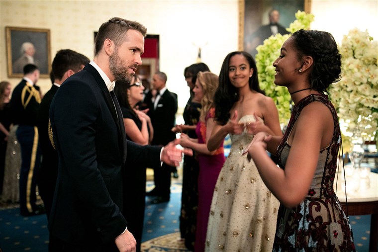 Obraz: Sasha and Malia talk with actor Ryan Reynolds