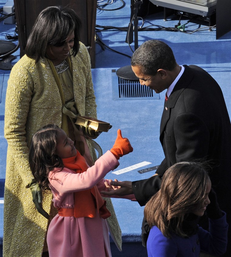 obraz of Sasha Obama giving her father, President Obama, a thumbs up after his 2009 inauguration speech.