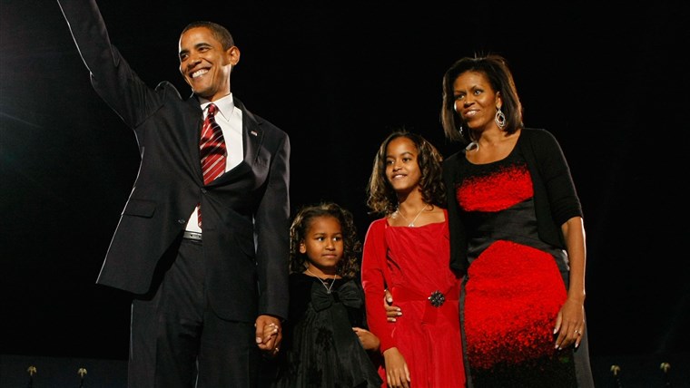obraz of Barack Obama with his family on 2008 Election Night gathering in Chicago