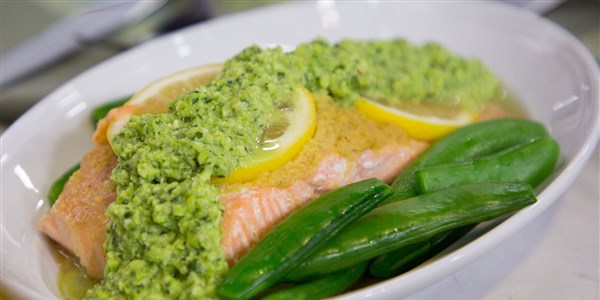Gegrillt Foil-Packet Salmon with Snap Peas and Edamame Pesto