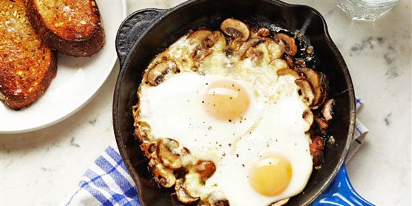 烘烤的 Eggs with Mushrooms