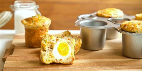 培根 and Cheese Muffins with Soft-Boiled Egg
