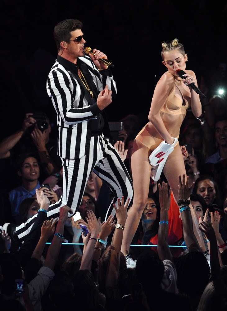 صورة: Robin Thicke and Miley Cyrus