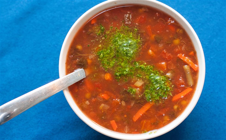 Gemüse soup with pesto