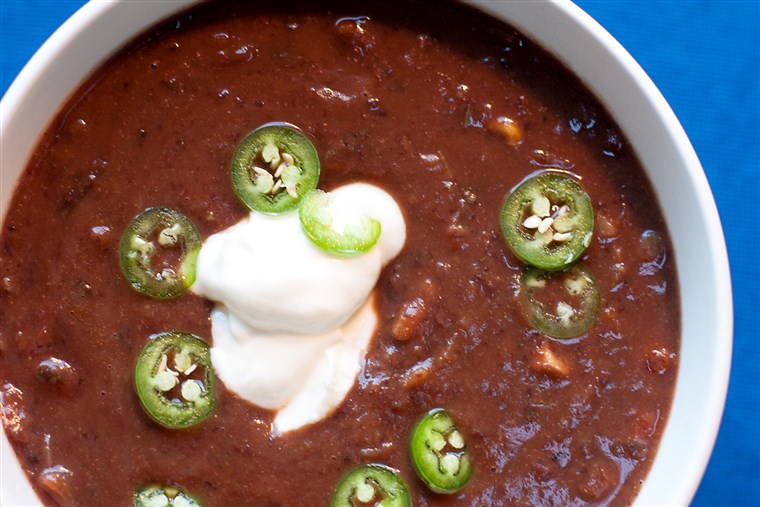 Schwarz bean soup with sour cream and chiles 