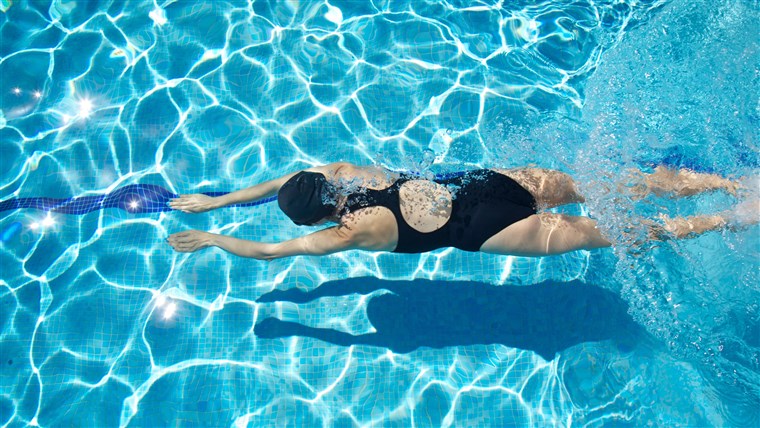 النساء swimming in a pool