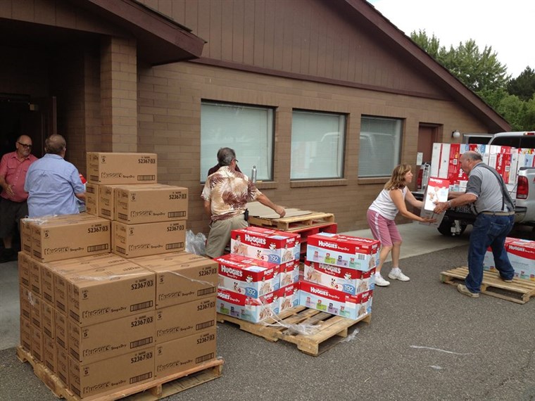 “尿布 Delivery Day” is always a welcome event at diaper banks. Volunteers at the Tri-Cities Diaper Bank in Yakima, Wash., unload pallets of diapers that will be repackaged and distributed to families in need.