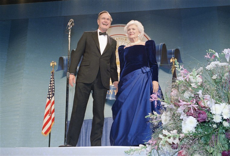 رئيس George H.W. Bush and Barbara Bush attend the inaugural ball.