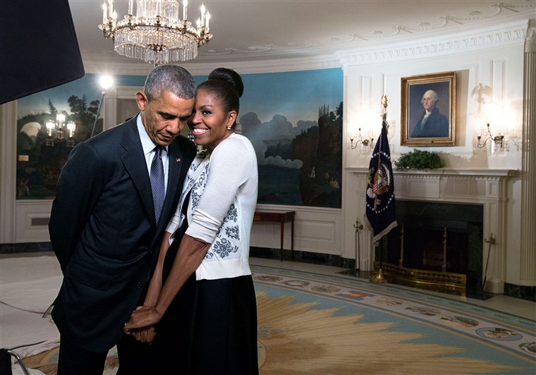 米歇尔 Obama snuggles against former president Barack Obama before a videotaping for the 2015 World Expo, in the Diplomatic Reception Room of the White House, March 27, 2015.