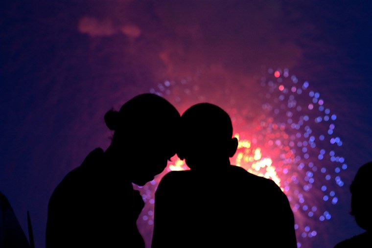 巴拉克 Obama and Michelle Obama watch the fireworks over the National Mall from the roof of the White House, July 4, 2010.