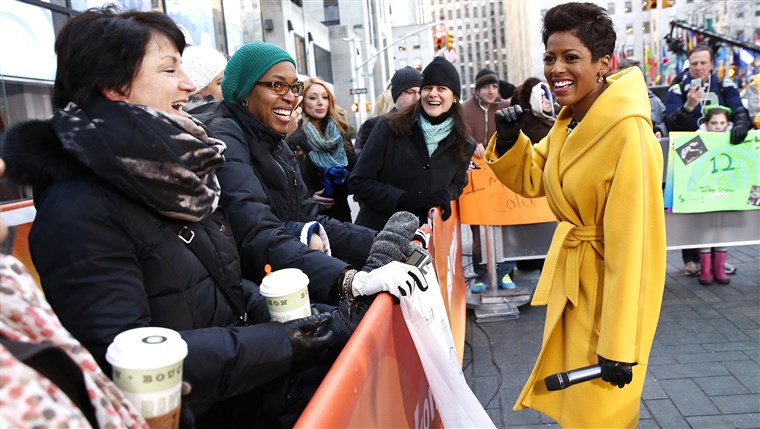 HEUTE co-host Tamron Hall out on the plaza.