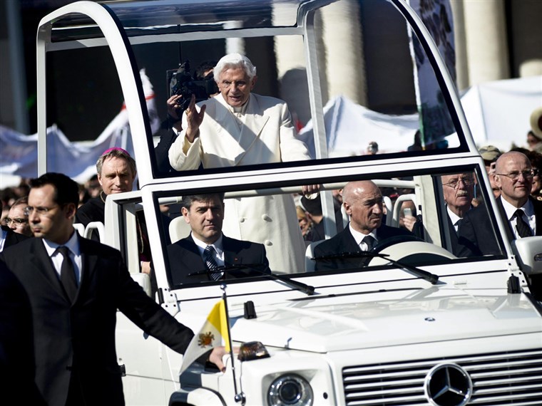 папа Benedict XVI waves to the crowd from the specially modified Mercedes dubbed the 