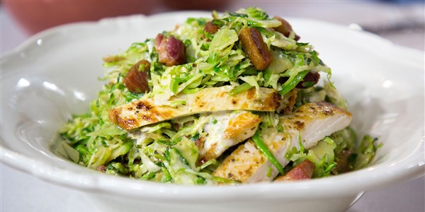 Teplý Brussels Sprouts Caesar Salad with Chicken and Bacon
