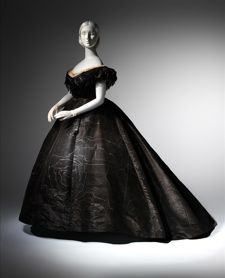 晚间 Dress, ca. 1861 Black moirÃ© silk, black jet, black lace Lent by Roy Langford (C.I.L.37.1a) Photo: Â© The Metropolitan Museum of Art, by Karin...