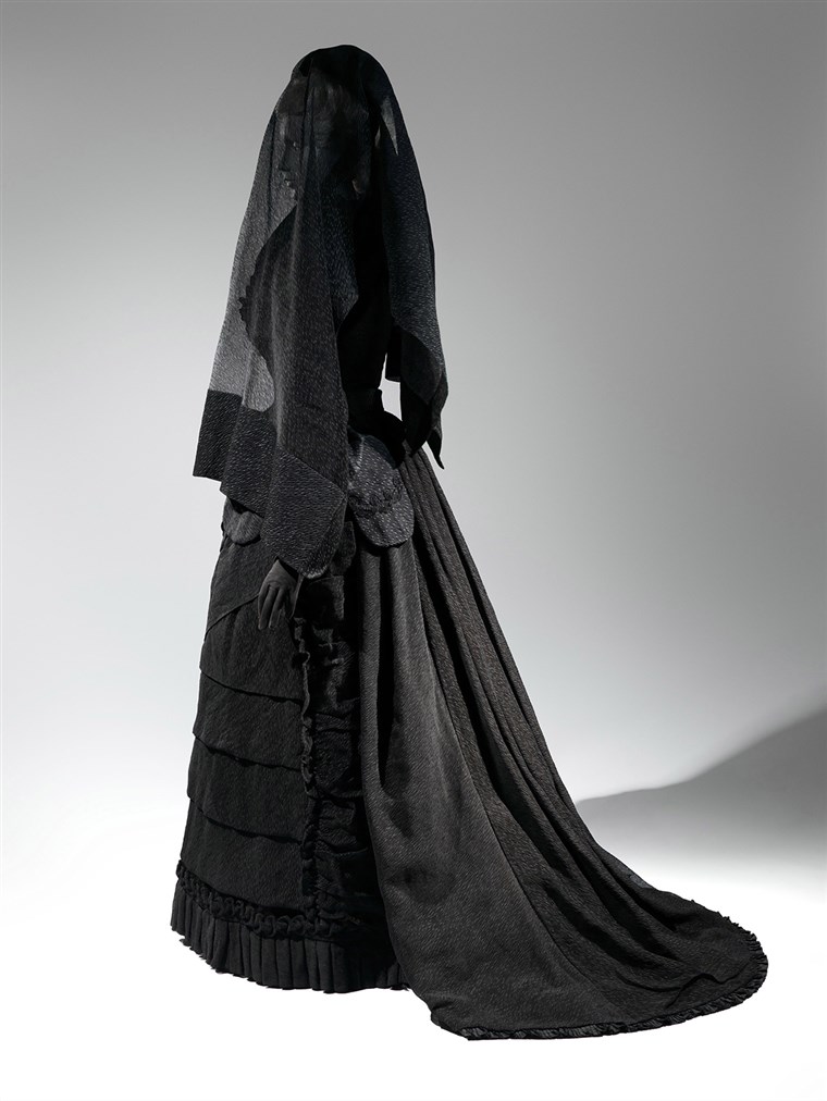 丧 Ensemble, 1870-1872 Black silk crape, black mousseline The Metropolitan Museum of Art, Brooklyn Museum Costume Collection at The Metropolitan...