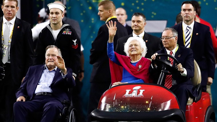 Ehemalige US President George H. W. Bush and former First Lady Barbara Bush are introduced prior to Super Bowl 51