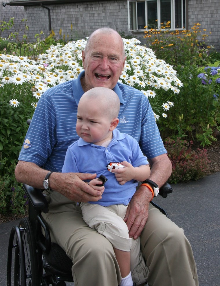 رئيس George H.W. Bush and Patrick on July 24, 2013 after the former president shaved his head.