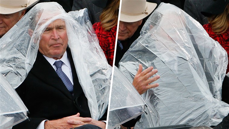 سابق President George W. Bush uses a plastic sheet to deal with the rain during the inauguration ceremonies swearing in Donald Trump
