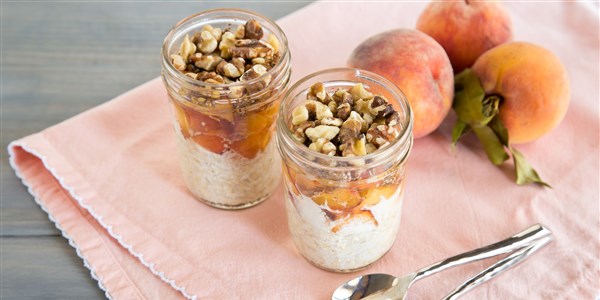 Ořechový Peaches and Cream Overnight Oats in a Mason Jar