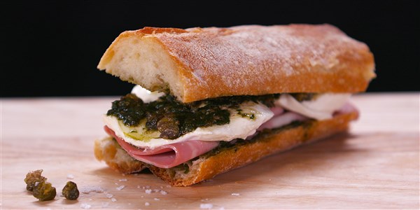 该 'Giada' Sandwich