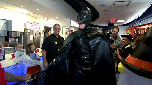 Хюстън Texans' star J.J. Watt dressed up as Batman to surprise kids at Texas Children's Hospital this week.