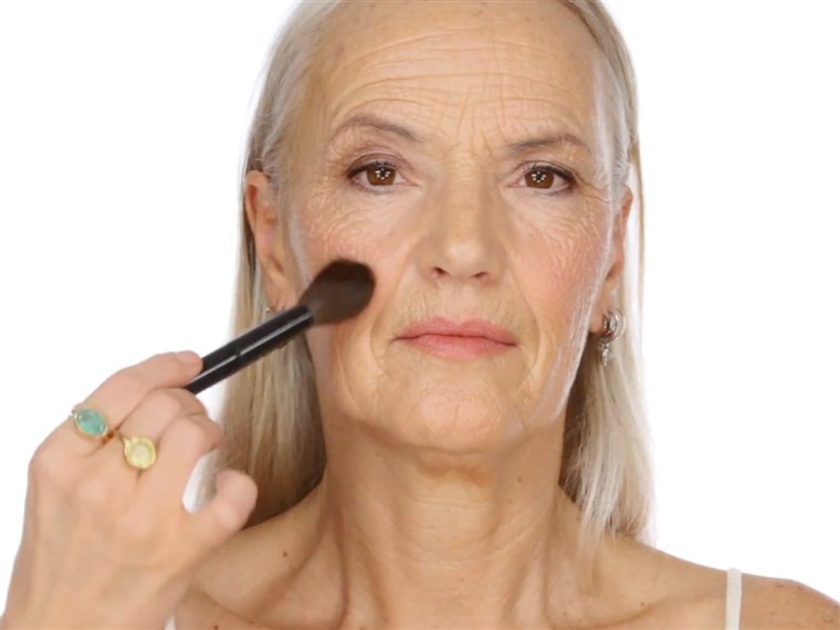 丽莎 Eldridge's YouTube makeup tutorial for older women has become a hit, with fans declaring there's a lack of beauty tips for those battling wrinkles.