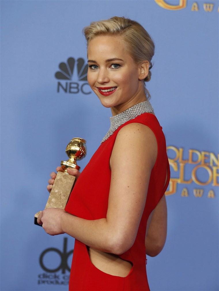 صورة: Jennifer Lawrence poses backstage with the award for Best Performance by an Actress in a Motion Picture - Musical or Comedy for her role in 