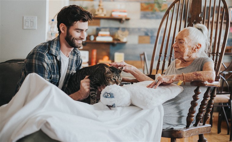 البالغ من العمر 31 عاما Hollywood actor, Chris Salvatore, recently took in his 89-year-old neighbo,r Norma Cook, who has leukemia