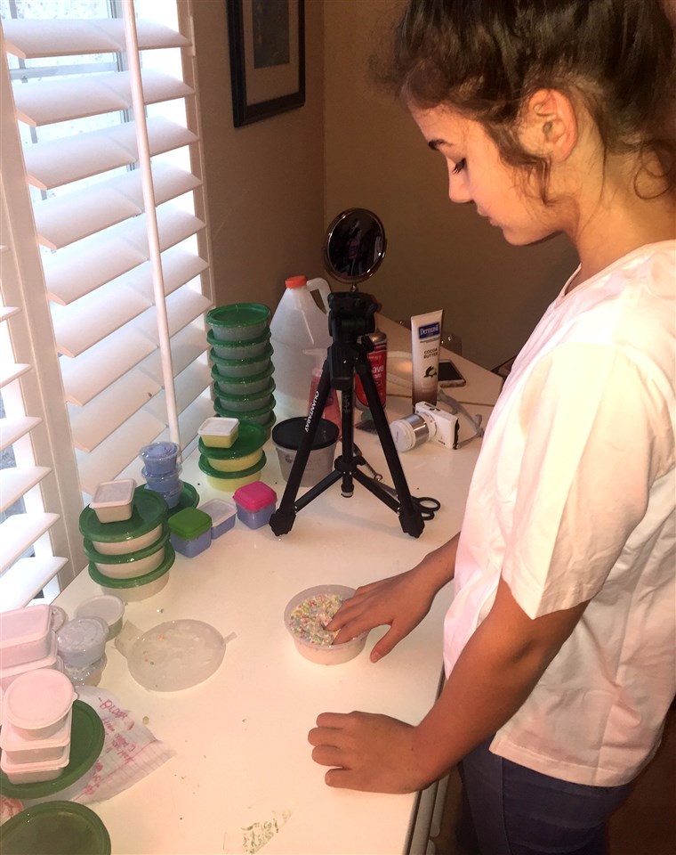卡西 Duke, 14, has created a slime-making factory and studio in her bedroom. She has 40,000 followers on Instagram after four months in the slime business.