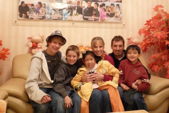 该 Cunningham family on the day that daughter Cate was adopted from China.