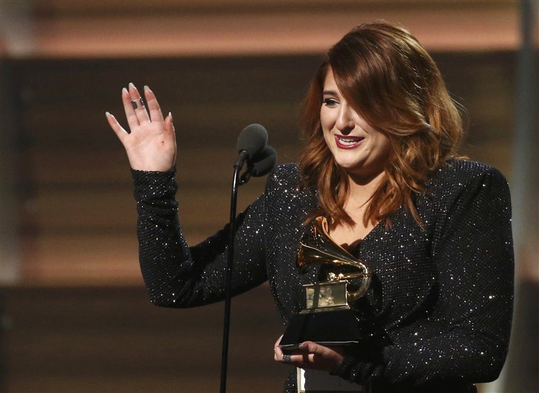 图片： Singer Meghan Trainor accepts the Best New Artist award at the 58th Grammy Awards in Los Angeles