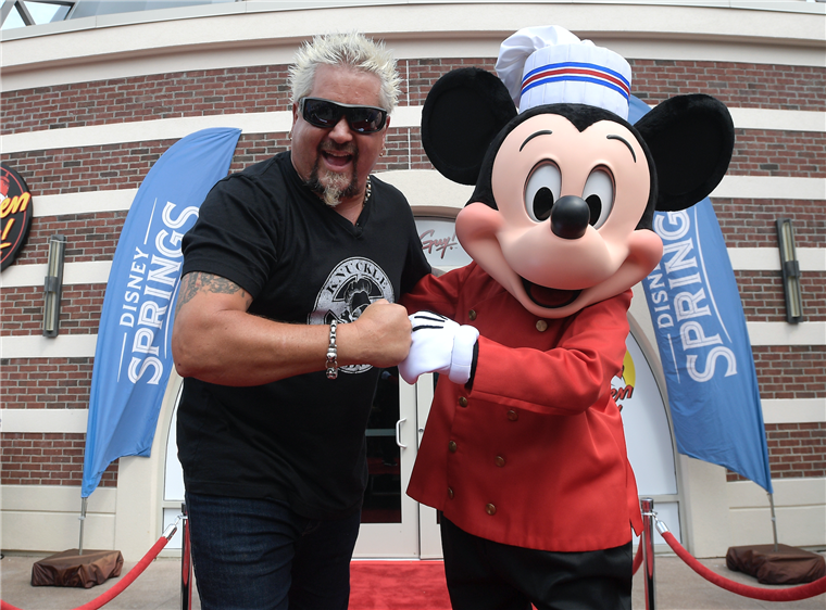 厨师 Mickey Mouse made a special appearance at the opening of Fieri's new Disney Springs restaurant.