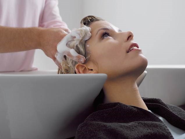 شعر Salon Etiquette: How Much Should You Tip Your Hairstylist
