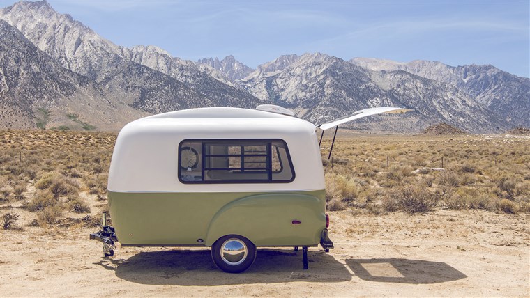 这个 retro-looking camper is packed with modern innovation