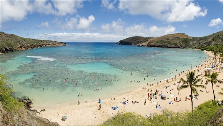 最好 US beaches: Hanauma Bay, Hawaii, with beach goers