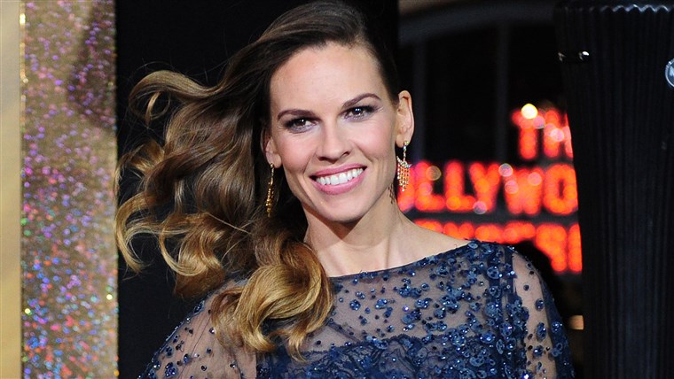 Darstellerin Hillary Swank poses on arrival for the film premiere of 'New Year's Eve' at Grauman's Chinese Theater in Hollywood on December 5, 2011. The movie opens in theaters on December 9.