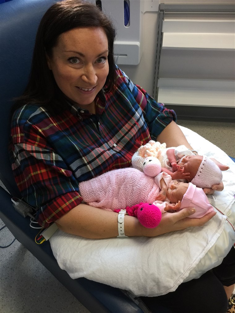 كات Smith poses with her twin daughters, born at just 28 weeks. 